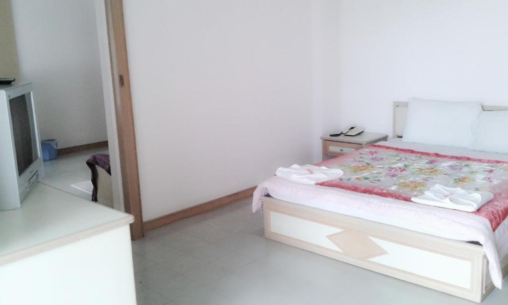 M In Korat Service Apartment Nakhonratchasima Room photo